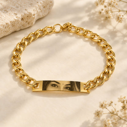 Personalized Eye Bracelet in gold stainless steel with engraved eyes on a bar